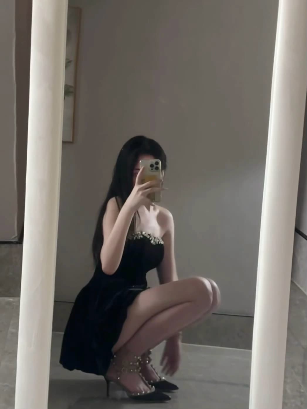 黑裙配铆钉高跟,今天在公寓镜子前练蹲姿——谁说海外生活不能有点小仪式感?封面图
