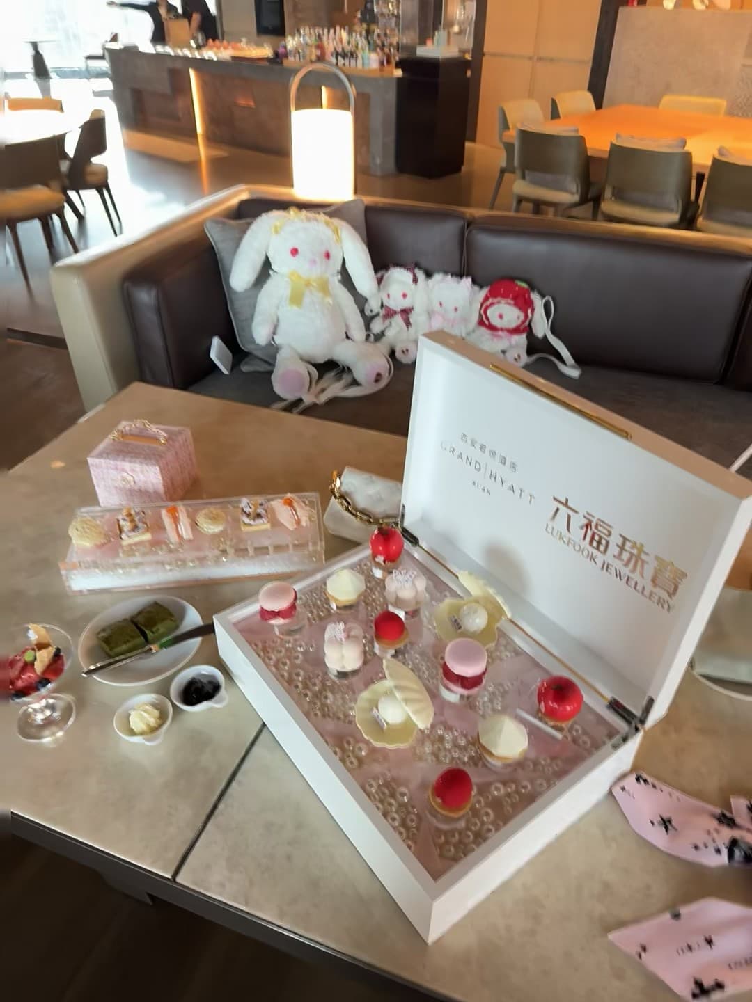 下午茶盒子打开瞬间:六福珠宝×酒店联名?谁懂这波精致暴击封面图