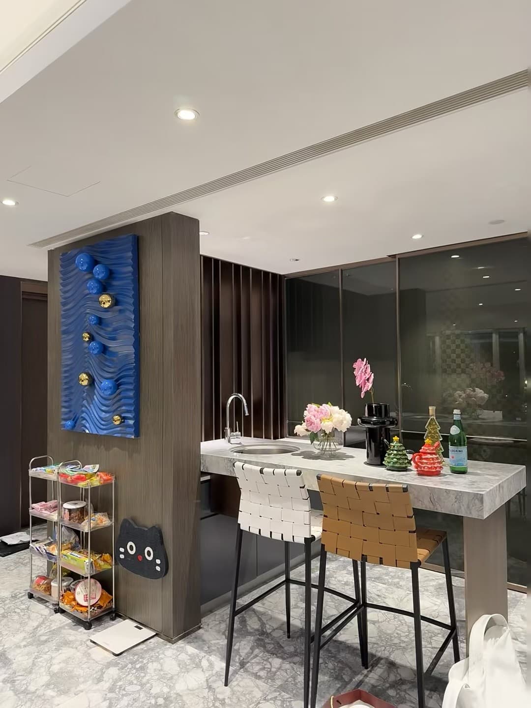 新家小吧台的第一次深夜微醺 🍸 今天在公寓楼下便利店买了瓶气泡水,配着刚拆的圣诞小摆件, weird but cozy封面图