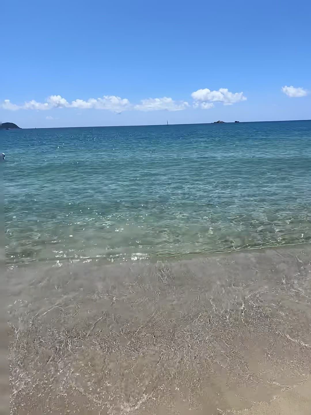 海边发呆三小时，浪花追着脚印跑｜今天在Phuket的Kata Beach被阳光焊住了封面图