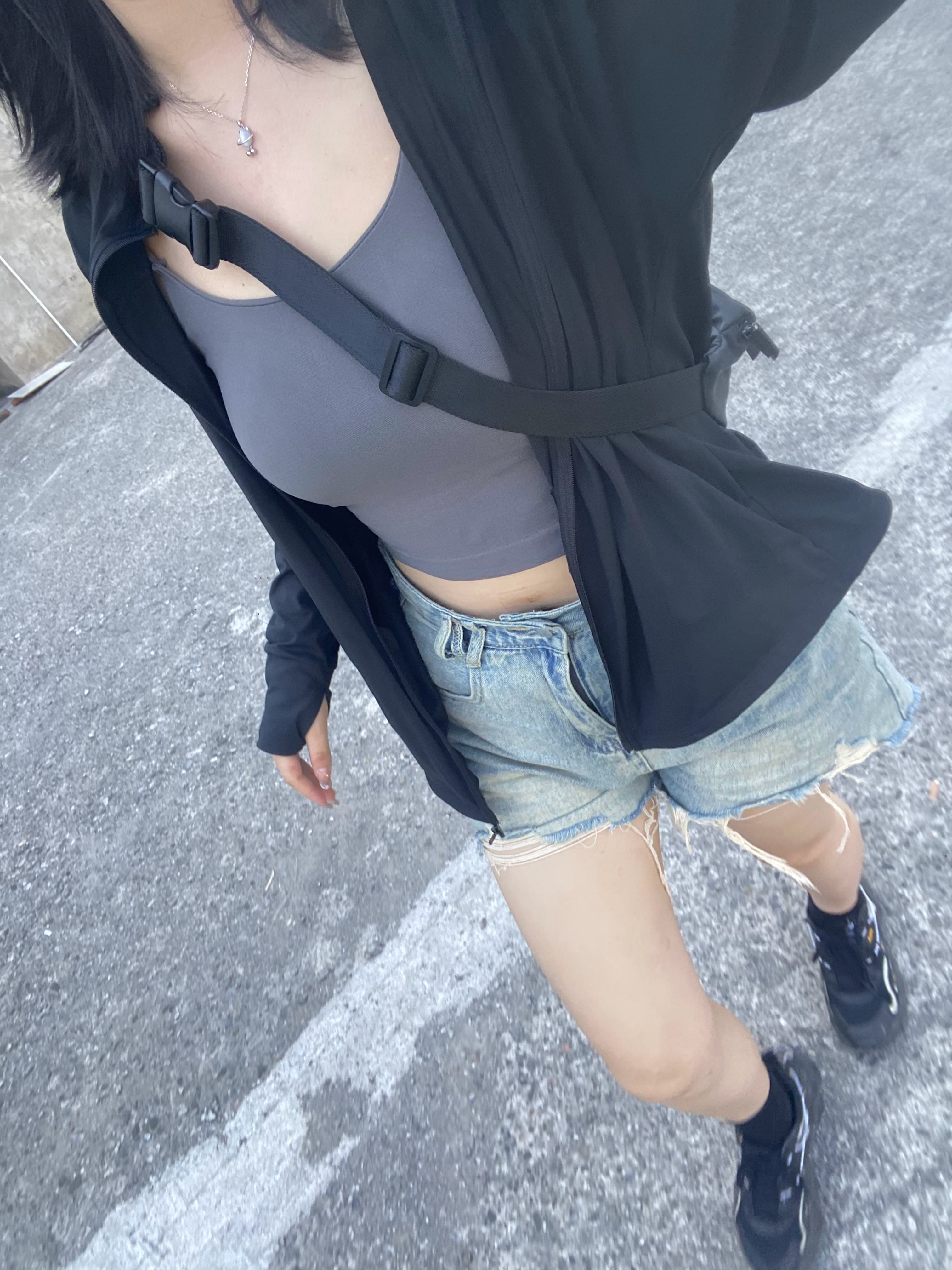 今天在街角咖啡店外被风吹乱了发型,但好喜欢这个黑色开衫的飘逸感封面图