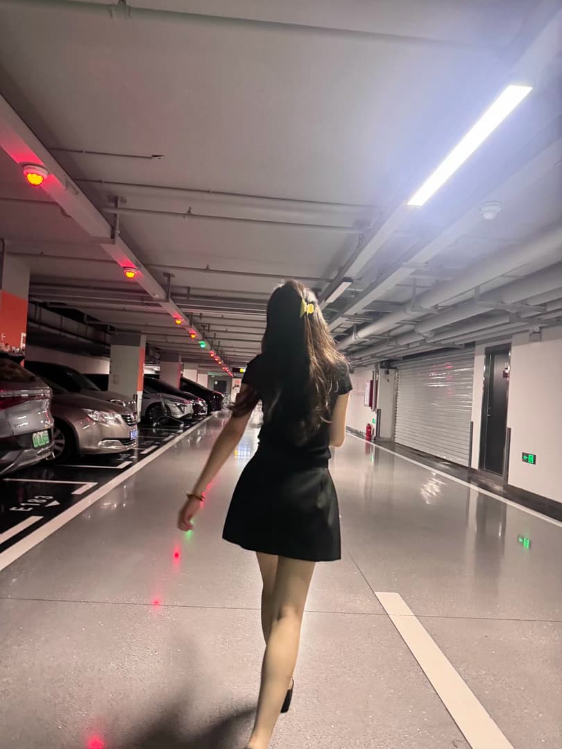 黑裙配黄发夹，停车场也能走秀？
今天在地下车库溜达时被自己帅到了封面图