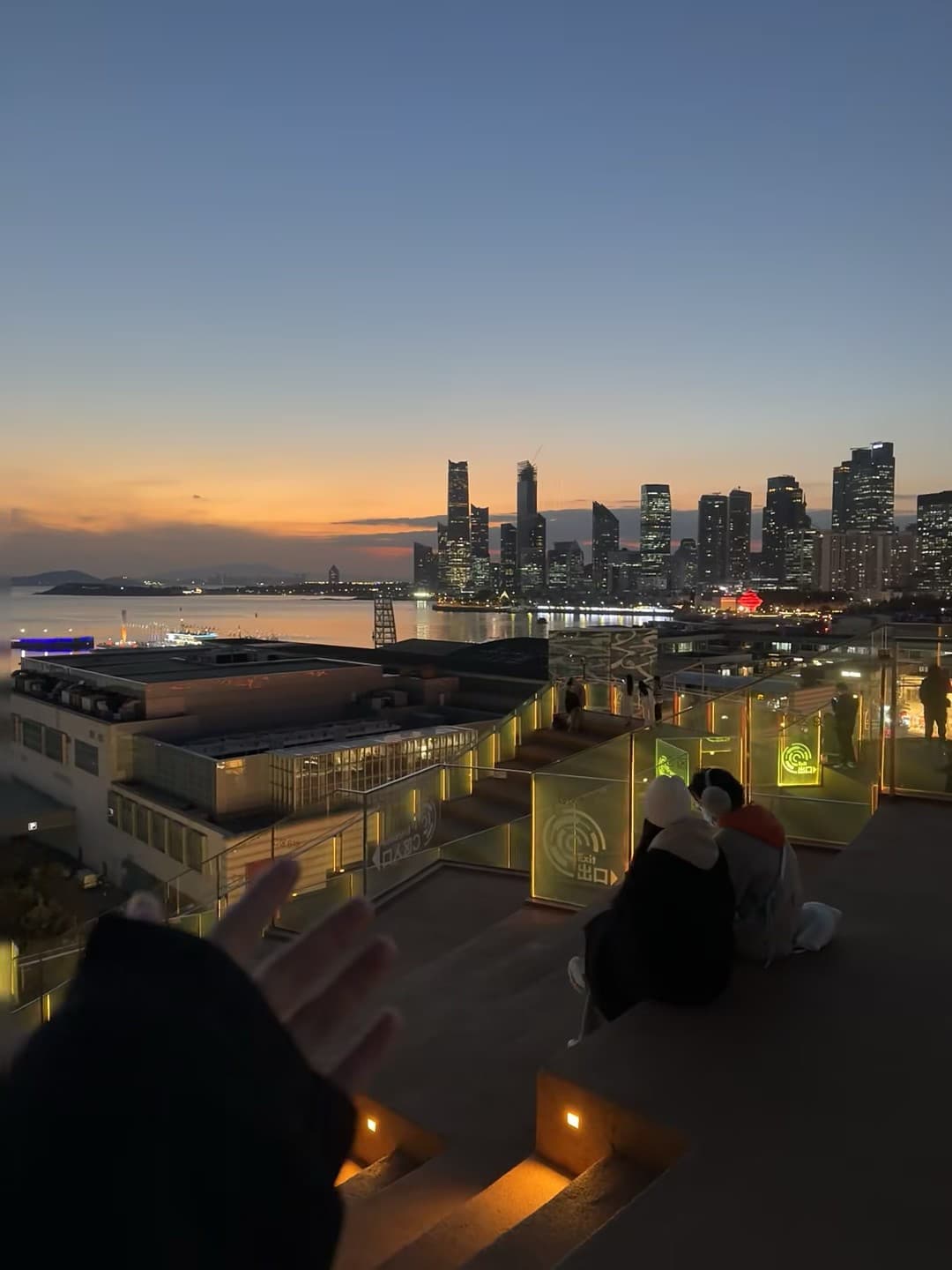暮色吻上汉江，屋顶阶梯坐成风景线封面图