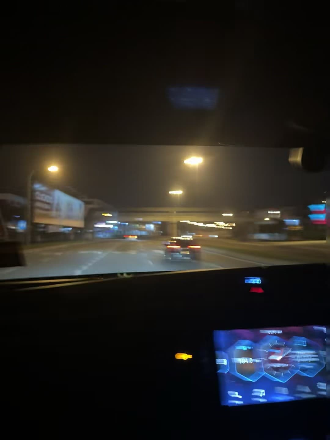 夜路堵车+仪表盘蓝光=今日份科技感通勤封面图