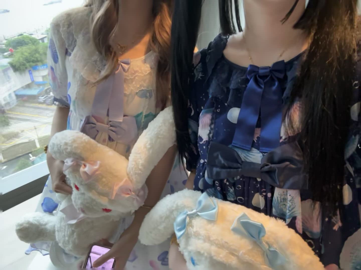 今天在窗边偷拍了两位小仙女的日常 🐰✨ 她们抱着毛绒兔，像从童话里走出来的封面图