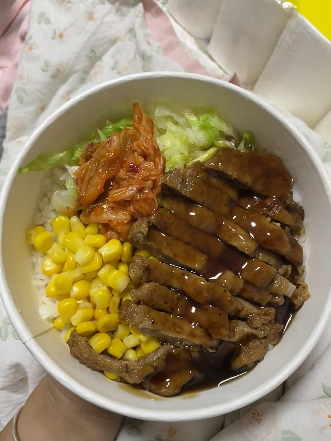 下班路上顺手买的猪排饭，酱汁浓得能蘸饭了封面图