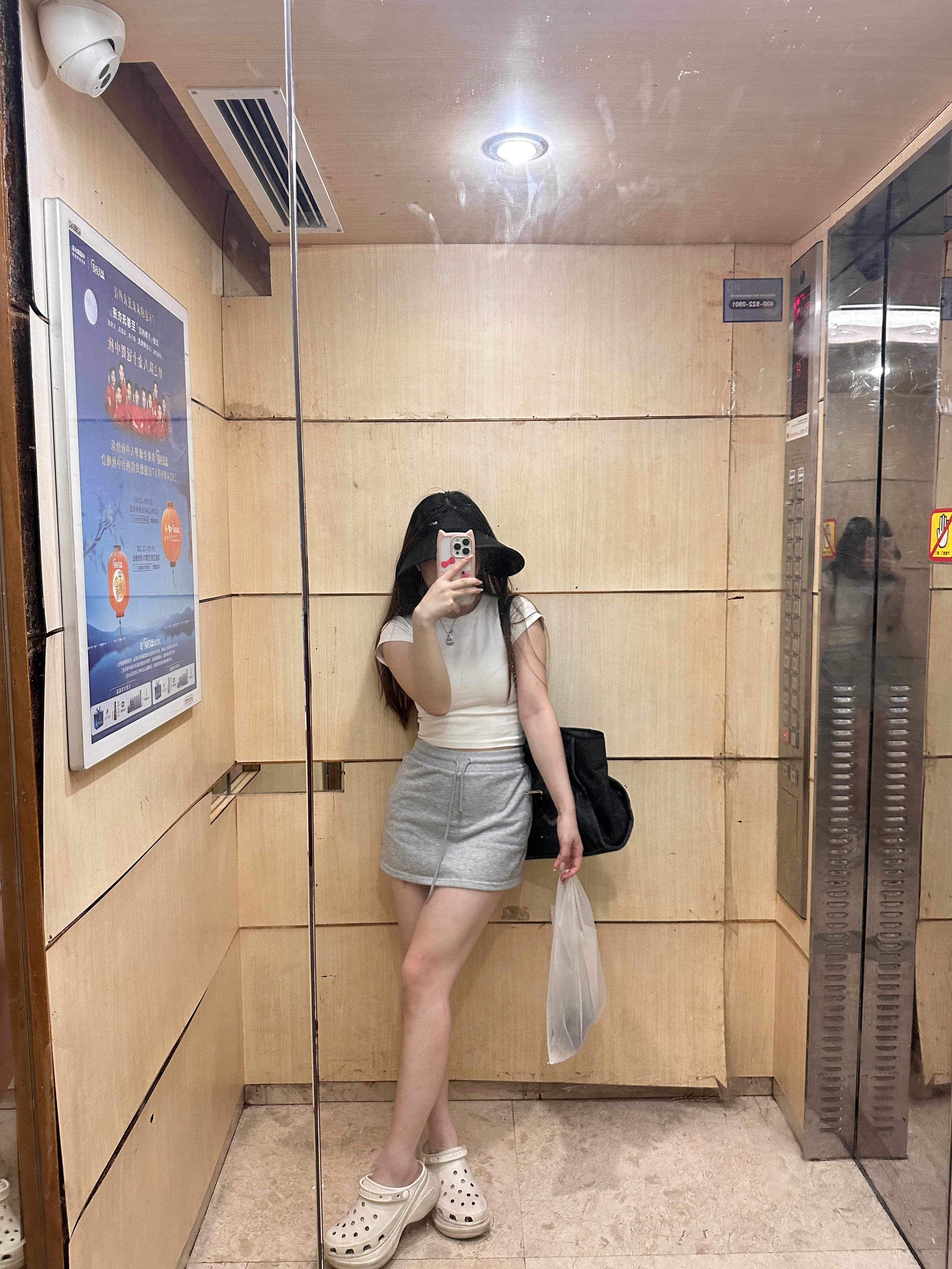电梯里对镜自拍的10秒,比通勤地铁还真实封面图