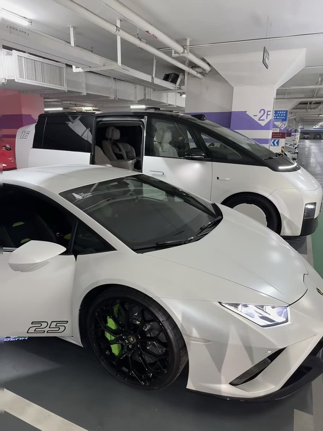 地下车库的白月光：Lamborghini 25周年版 + 那台会飞的白色小巴封面图