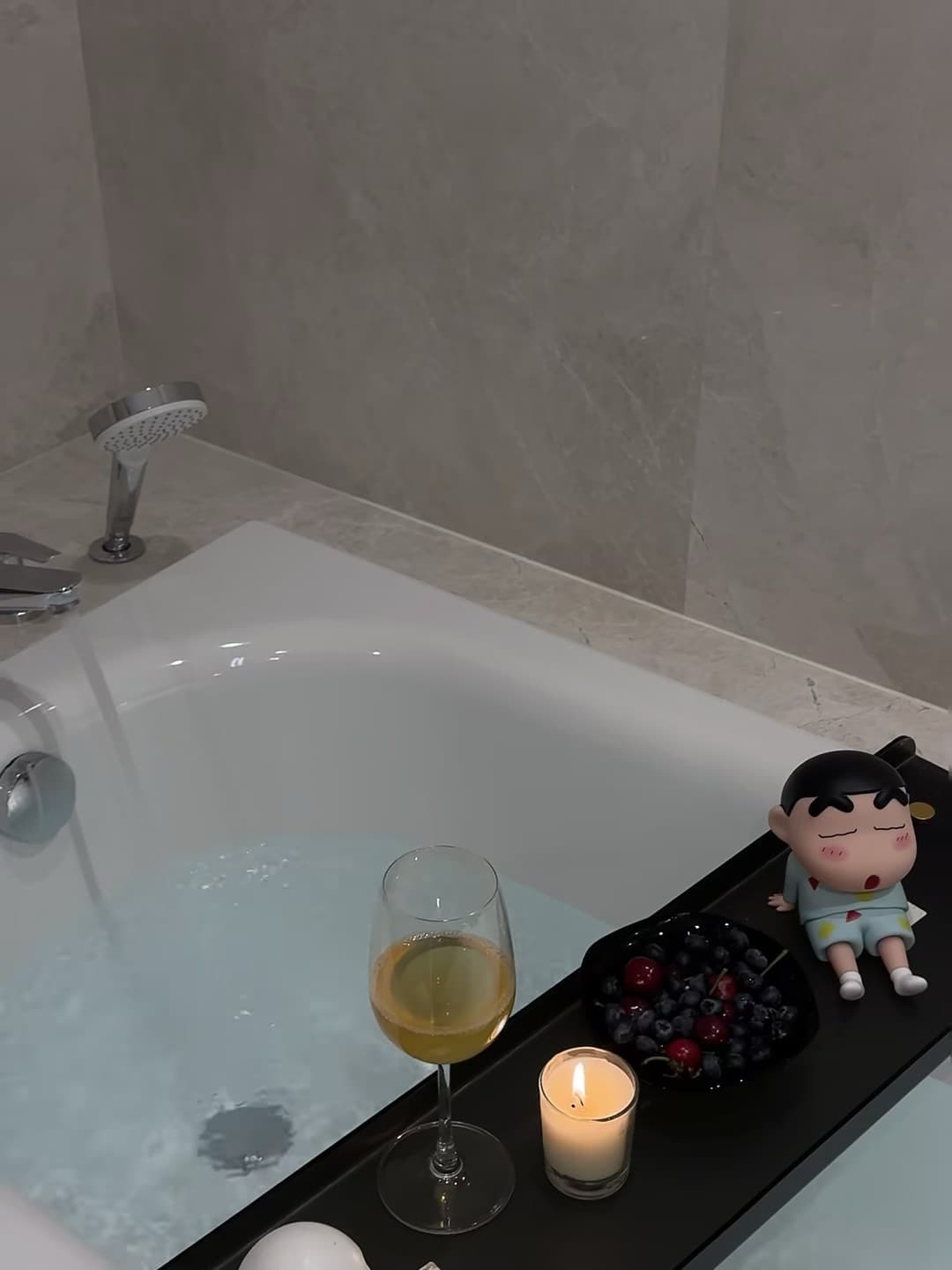 浴缸里的小确幸：白葡萄酒+蓝莓+蜡烛=今晚的仪式感封面图