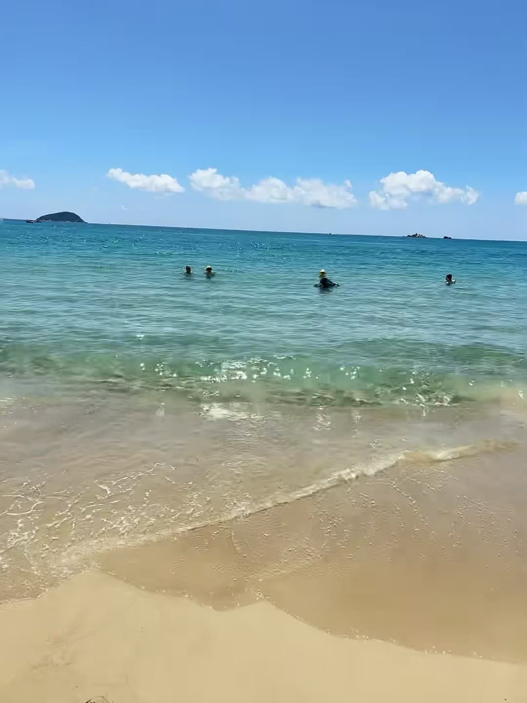 海浪推着脚印跑，人却在水里偷懒～封面图