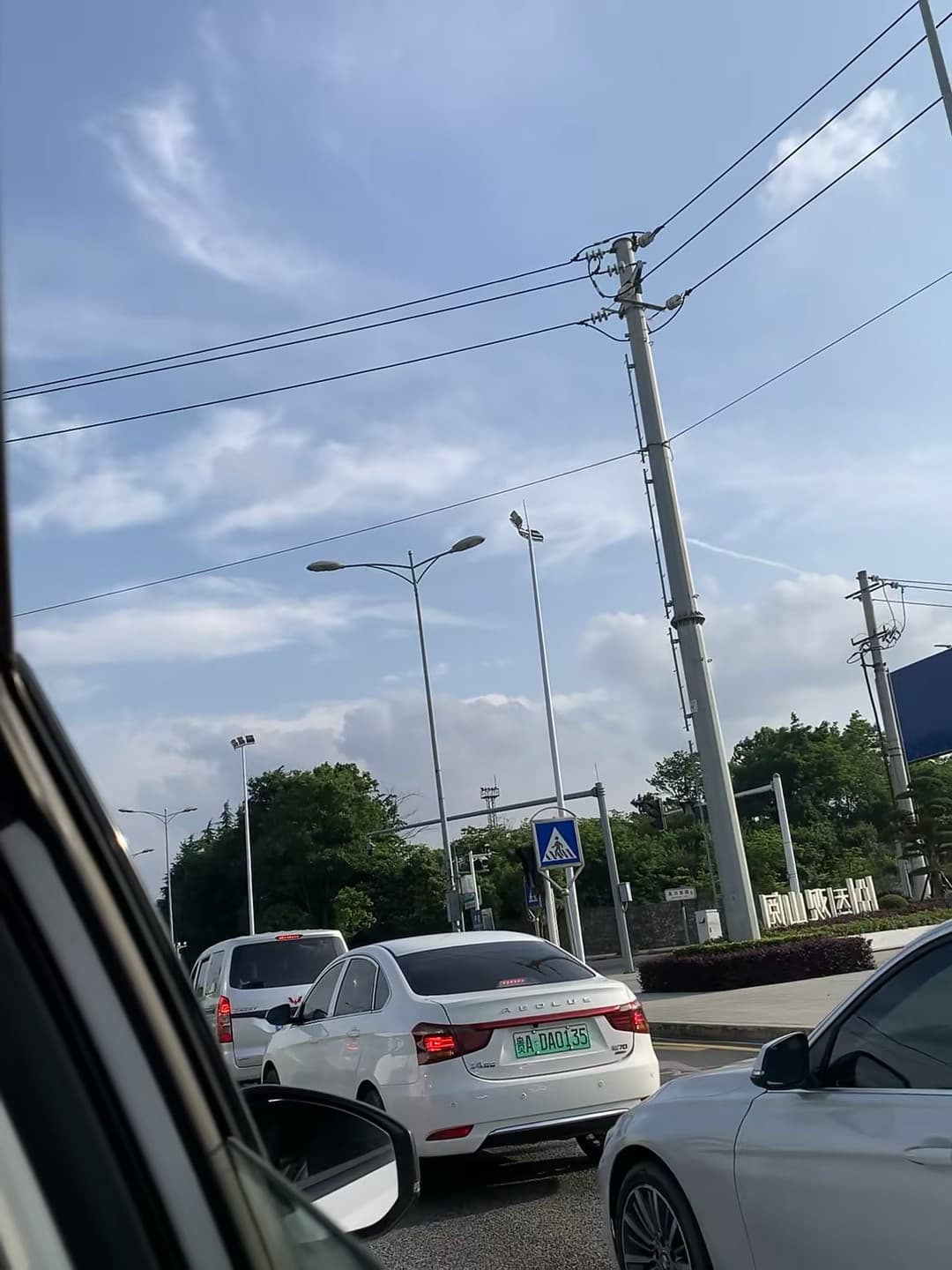 通勤堵车日常：白车绿牌+电线杆的午后，像极了在拍《都市生活速写》封面图