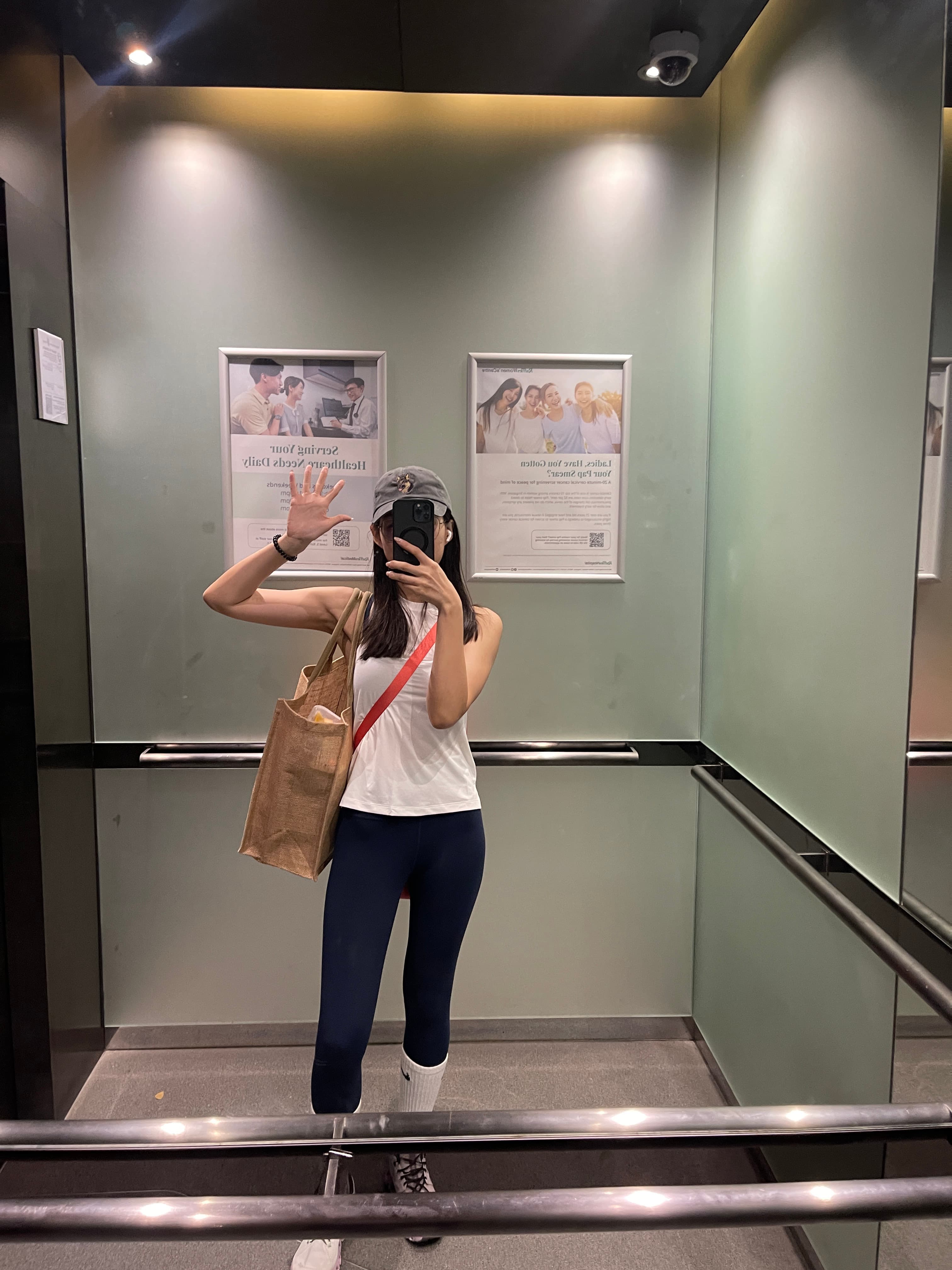 电梯自拍三连拍｜今天穿了白背心+深蓝legging，像在练瑜伽前的热身封面图