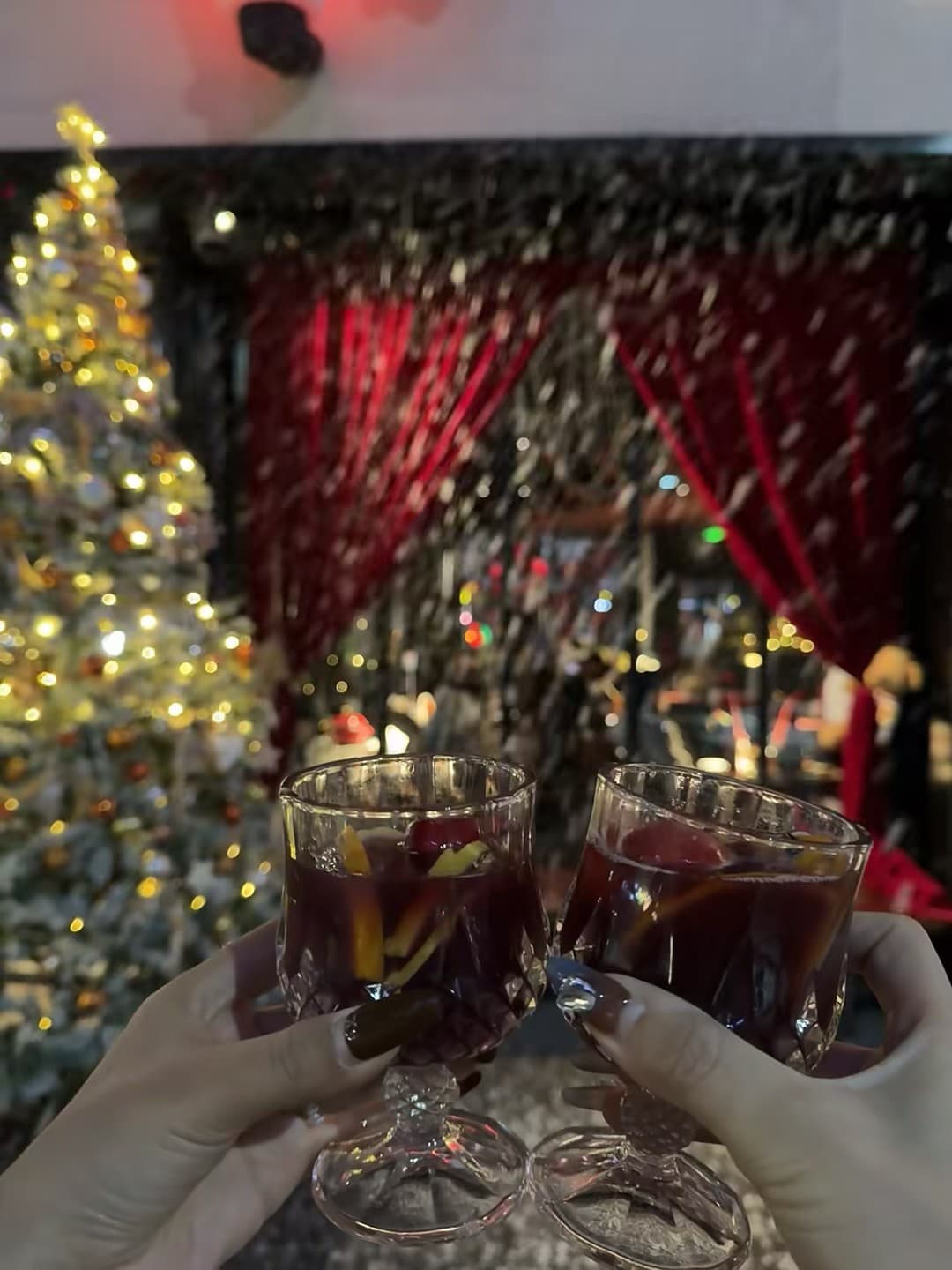 圣诞夜的微醺时刻|在街角小酒馆碰杯,雪是假的但心情是真的暖封面图