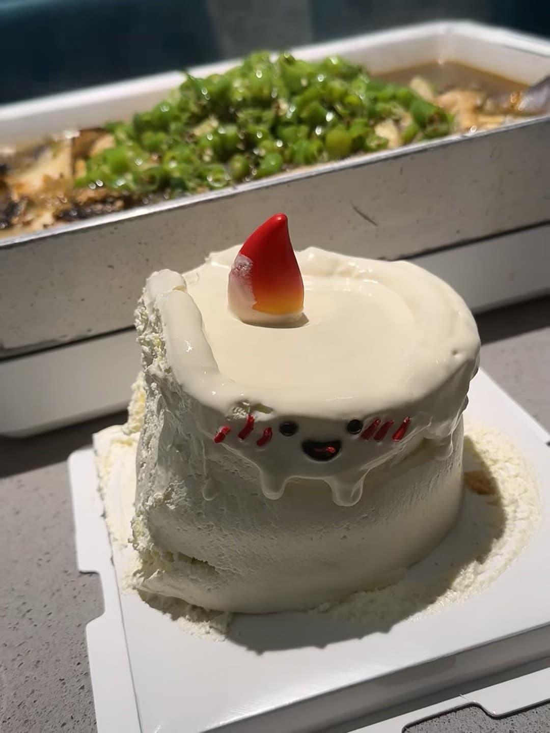 今天在街角小馆子吃到了会哭的蛋糕…奶油流下来像在说‘我好累’封面图