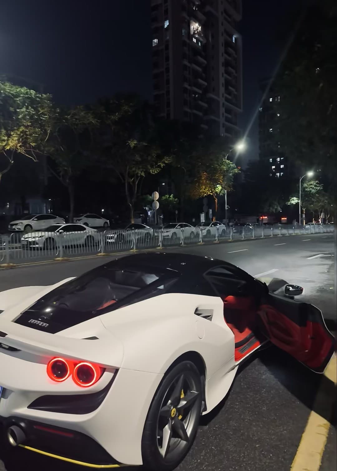夜巡街头被这台白 Ferrari 撩到失语…车门一开,红黑内衬像在说:‘快上车,去兜风’封面图