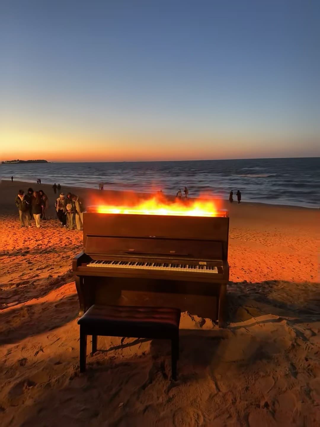 海边一架烧着的钢琴？今天在Kuwait Beach路过这幕，谁懂啊…封面图