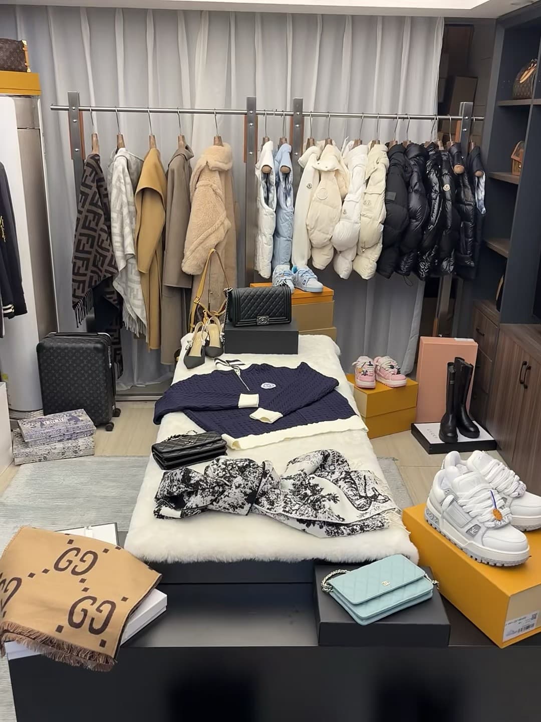 今天在街角那家二手精品店蹲了俩小时…毛衣配围巾是绝配！封面图