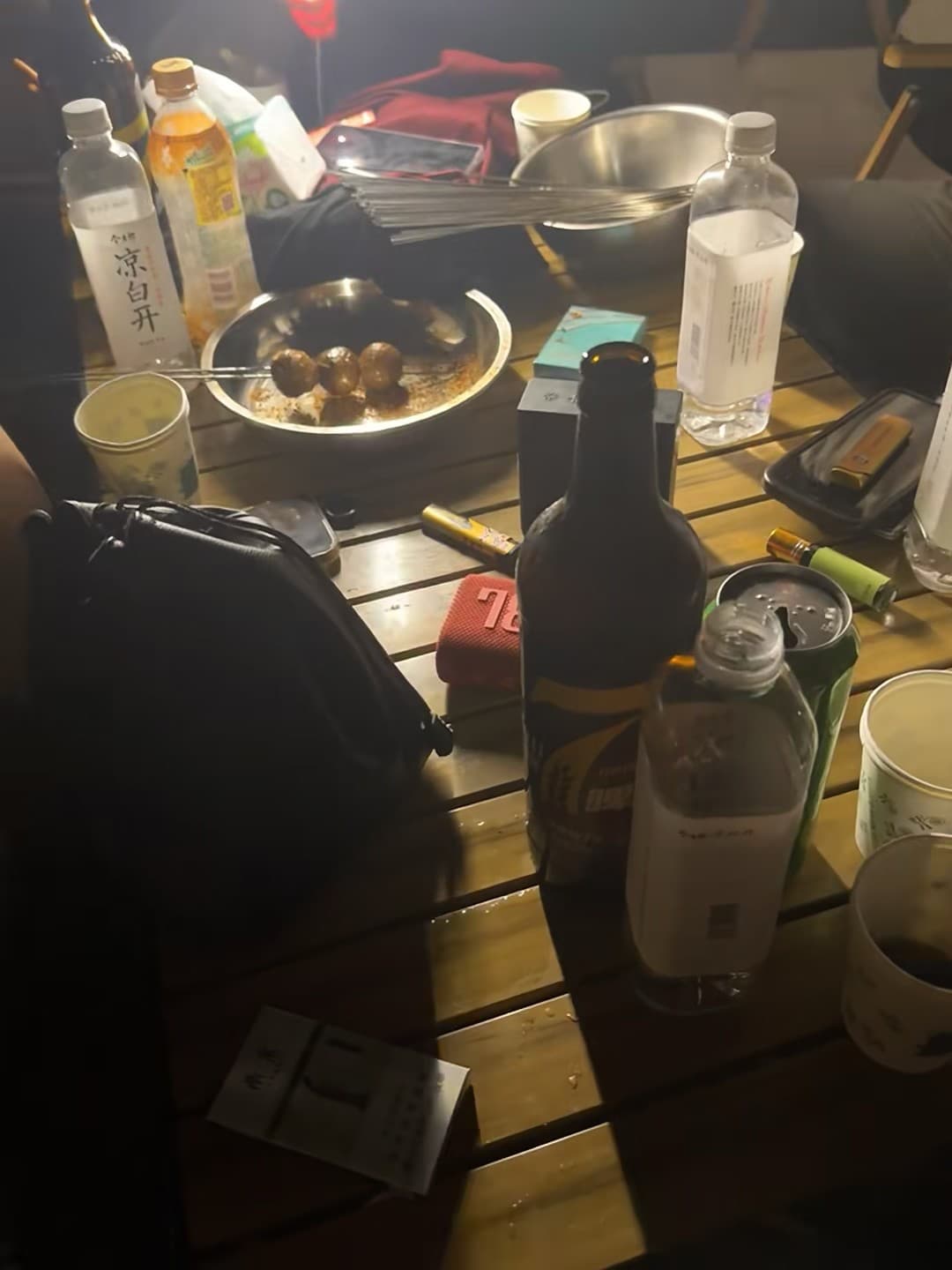 夜市收摊后的小确幸：3个烤丸子+1瓶冰啤酒=今晚的宇宙中心封面图