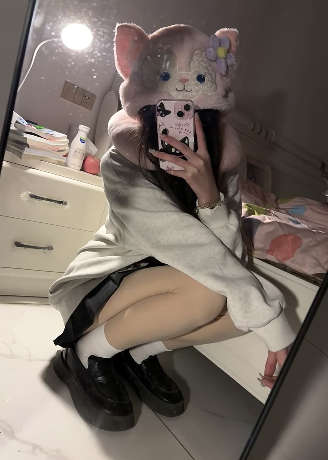 今天在宿舍蹲成小猫,毛茸茸的帽子比空调还管用 🐱封面图