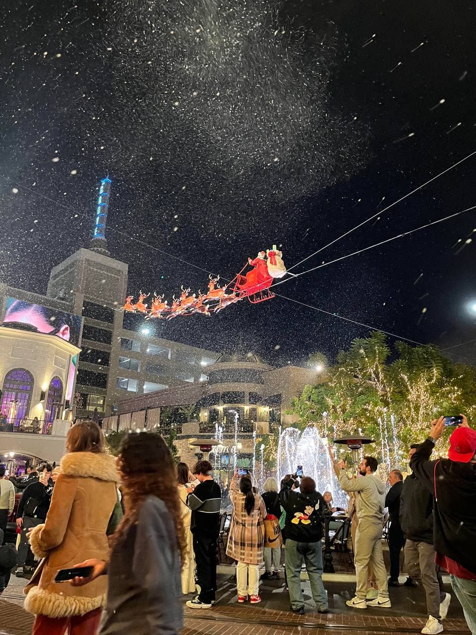 今晚街角的圣诞雪,是今年最意外的浪漫 🎄封面图