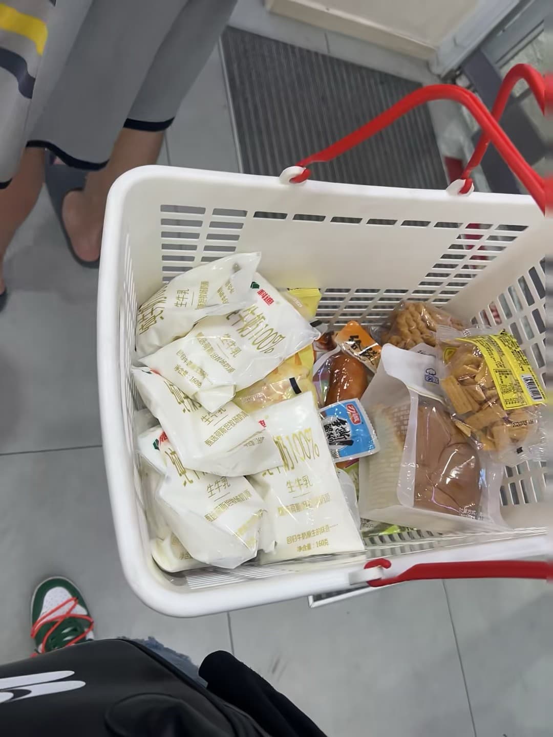 超市战利品｜160g生牛乳堆成小山丘，今天在社区超市囤了点‘奶’封面图
