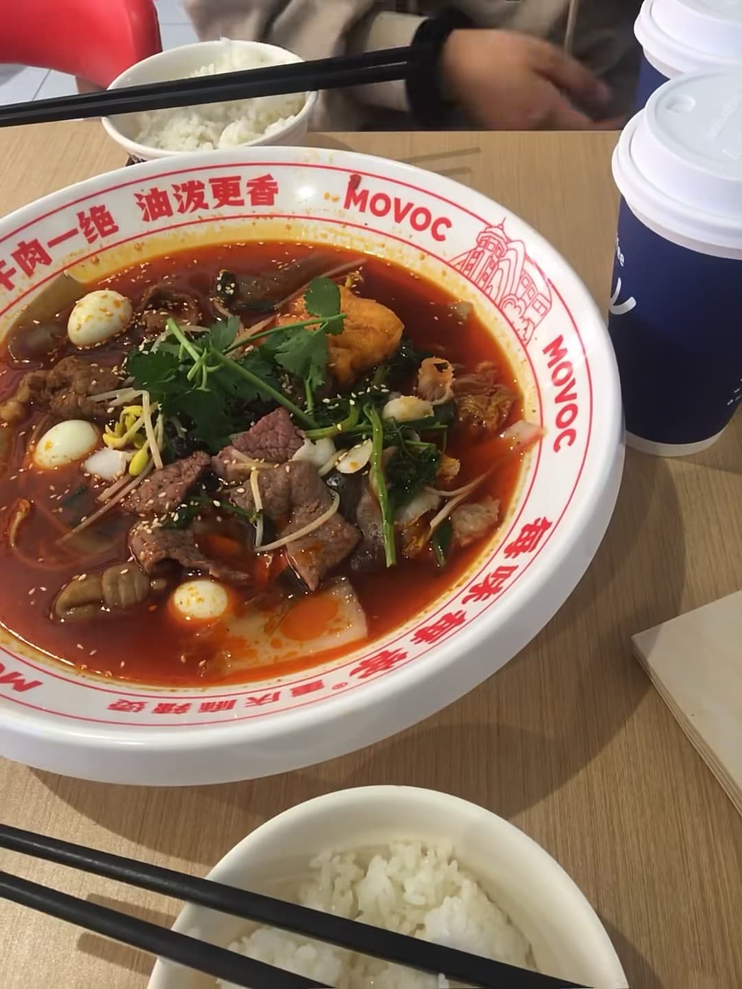 今天在街角小馆子啃了碗红油牛肉,配杯冰美式,居然没辣到流泪…封面图