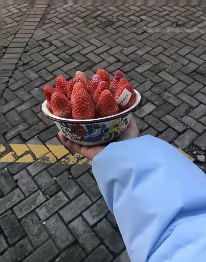 雨后街角，一碗草莓的甜度刚好封面图