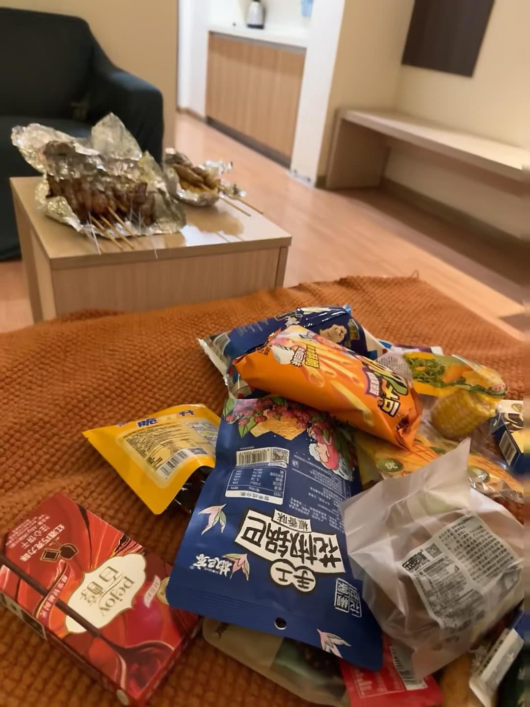周末宅家的快乐：烤串+零食堆成小山丘 🍢🍿封面图