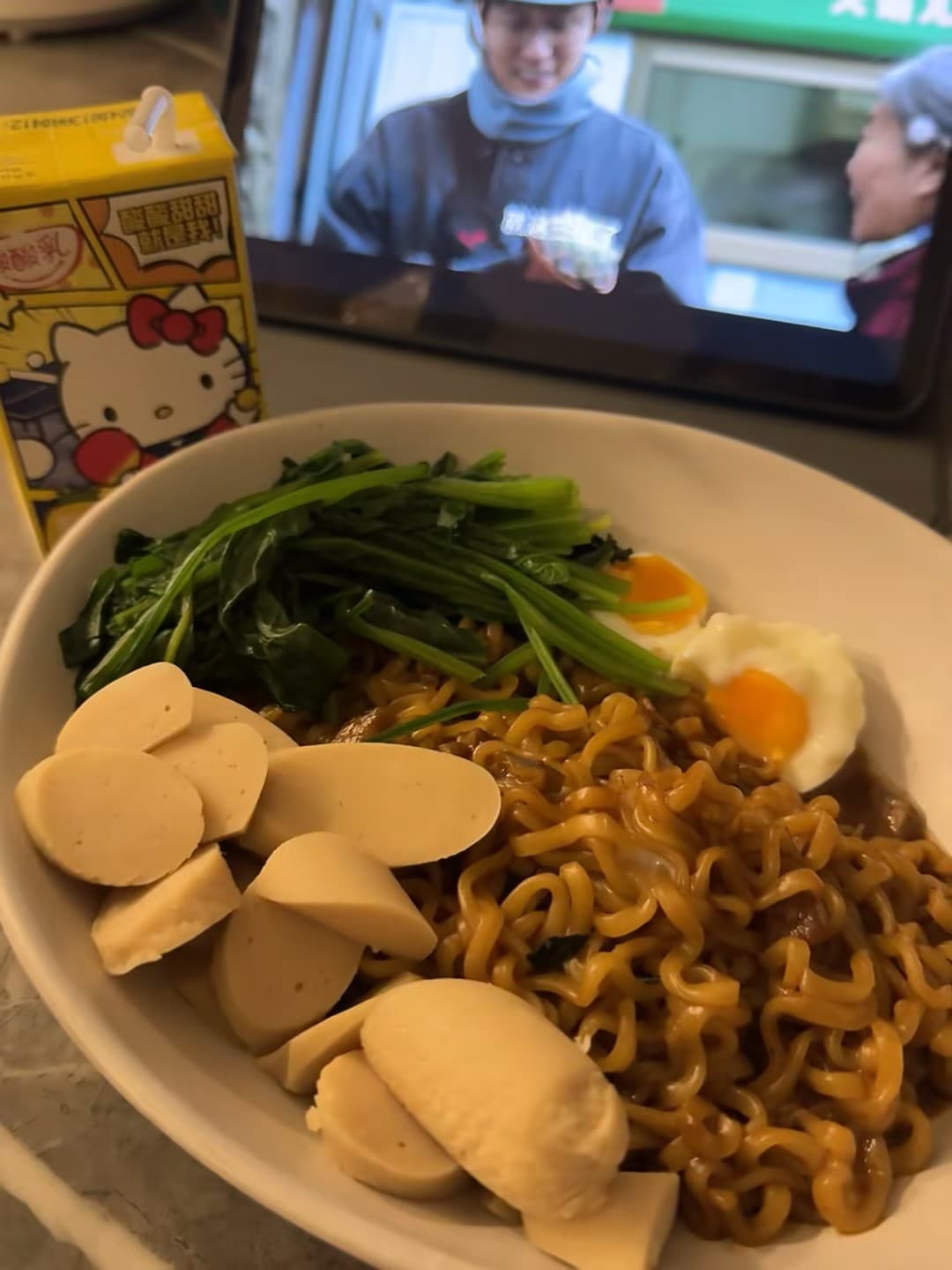 今晚的泡面加料局:菠菜+溏心蛋+豆腐肠,追剧配零食最治愈封面图