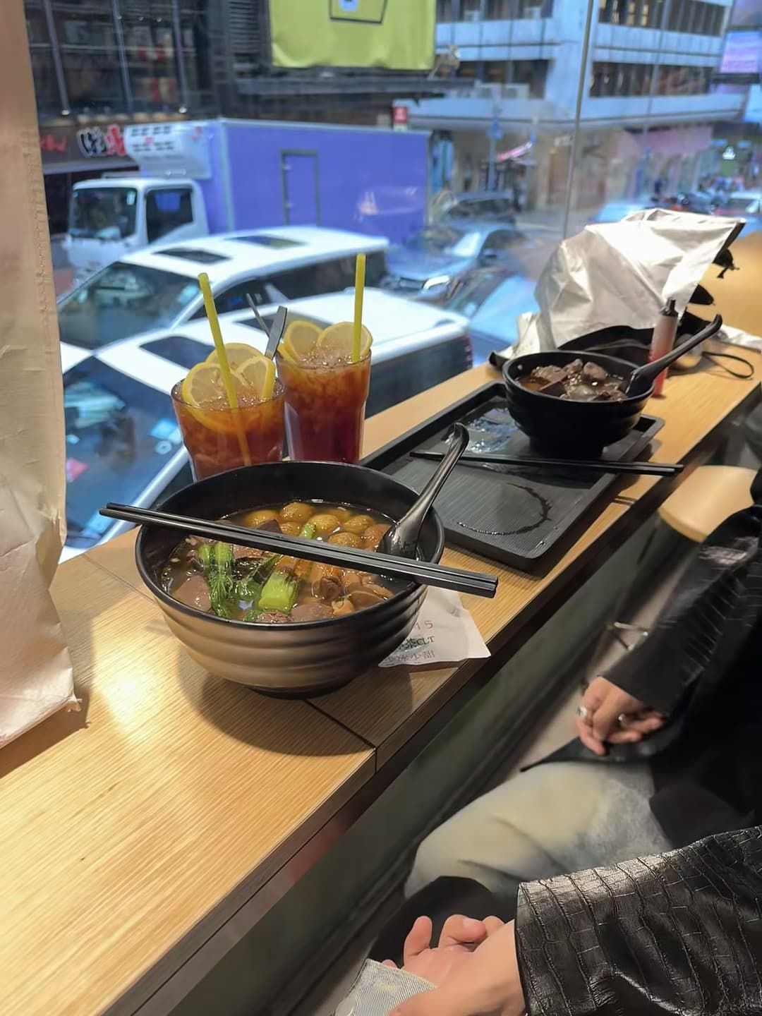 窗边两杯冰茶+一碗热腾腾的汤,今天在街角小馆子偷懒了封面图