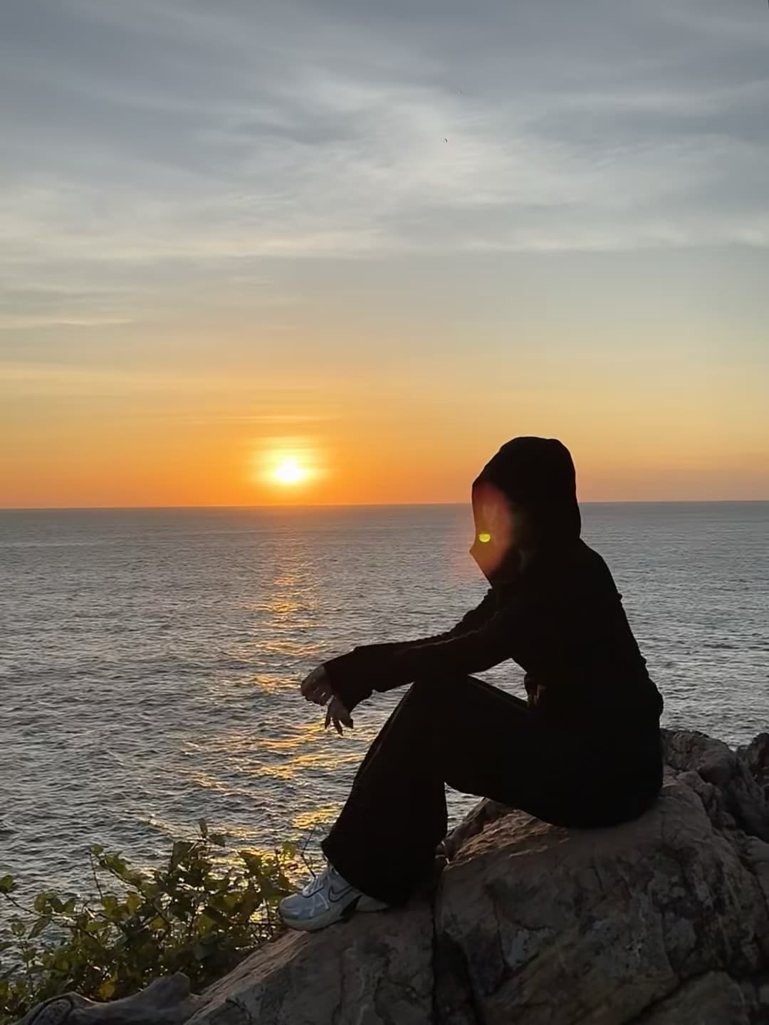 日落时分蹲在海边岩石上发呆，连影子都懒洋洋的封面图