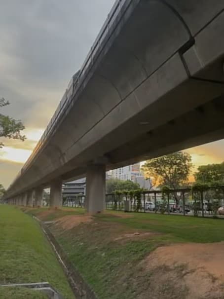 傍晚通勤路上的混凝土浪漫 🌇轻轨过桥时,整条河岸都染成橘子味封面图