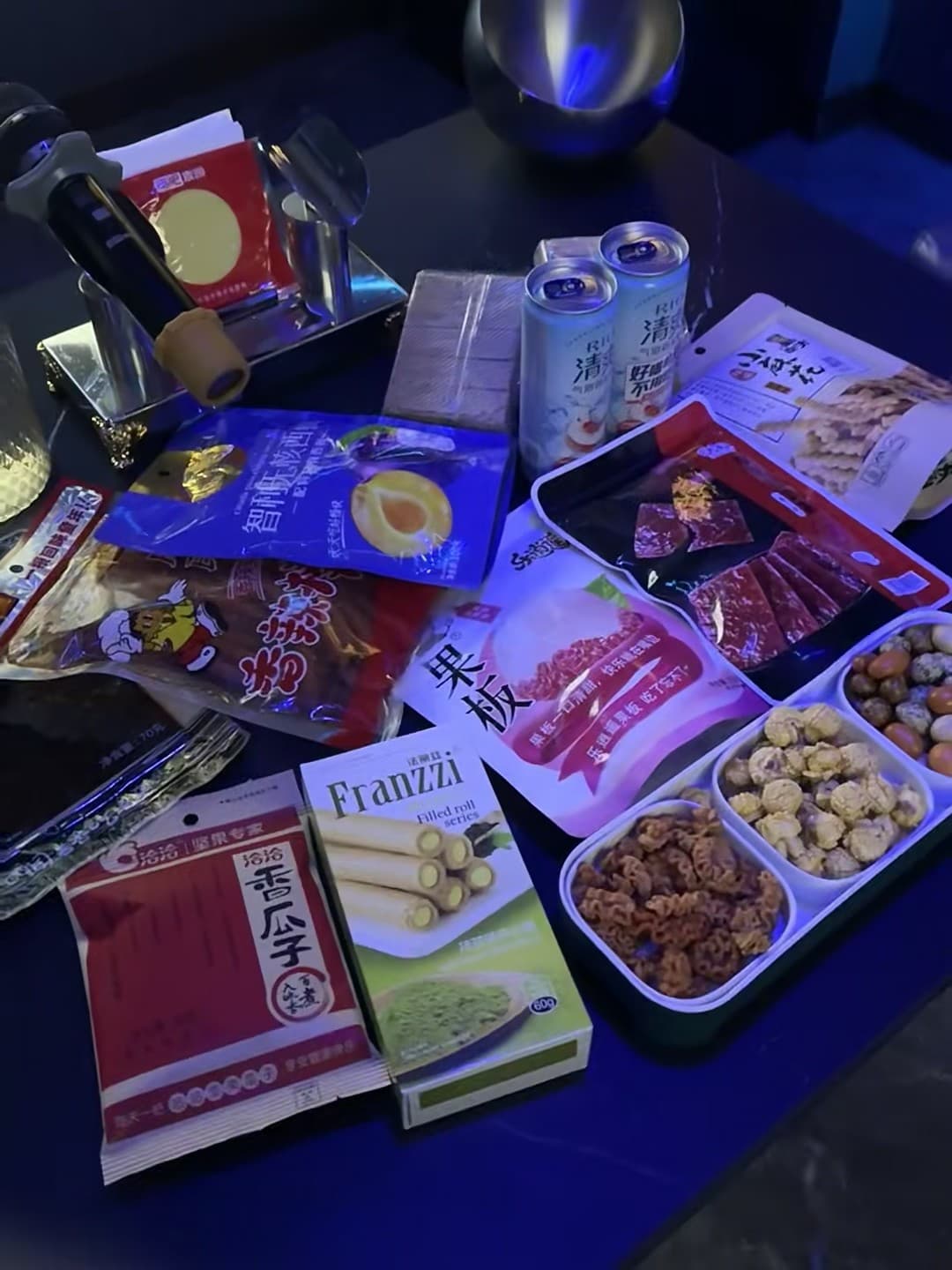 深夜小桌板|把超市零食塞进KTV包厢?今晚的快乐是国产味儿的封面图