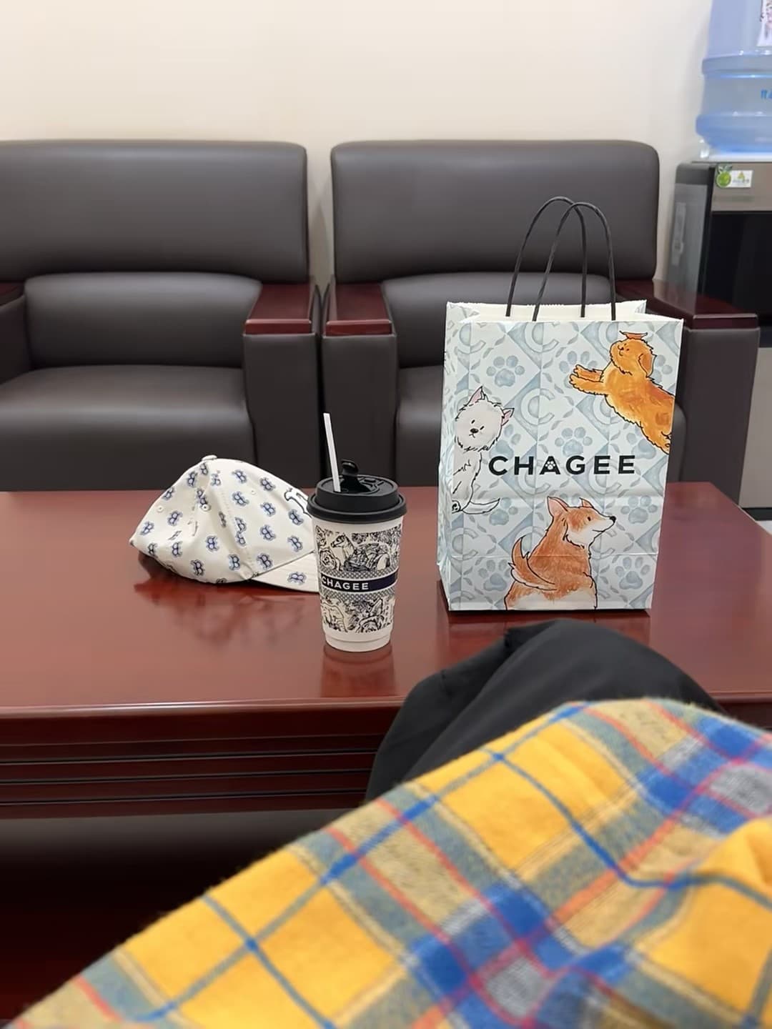 CHAGEE 的下午茶时间,连帽子都穿了同款小狗狗封面图