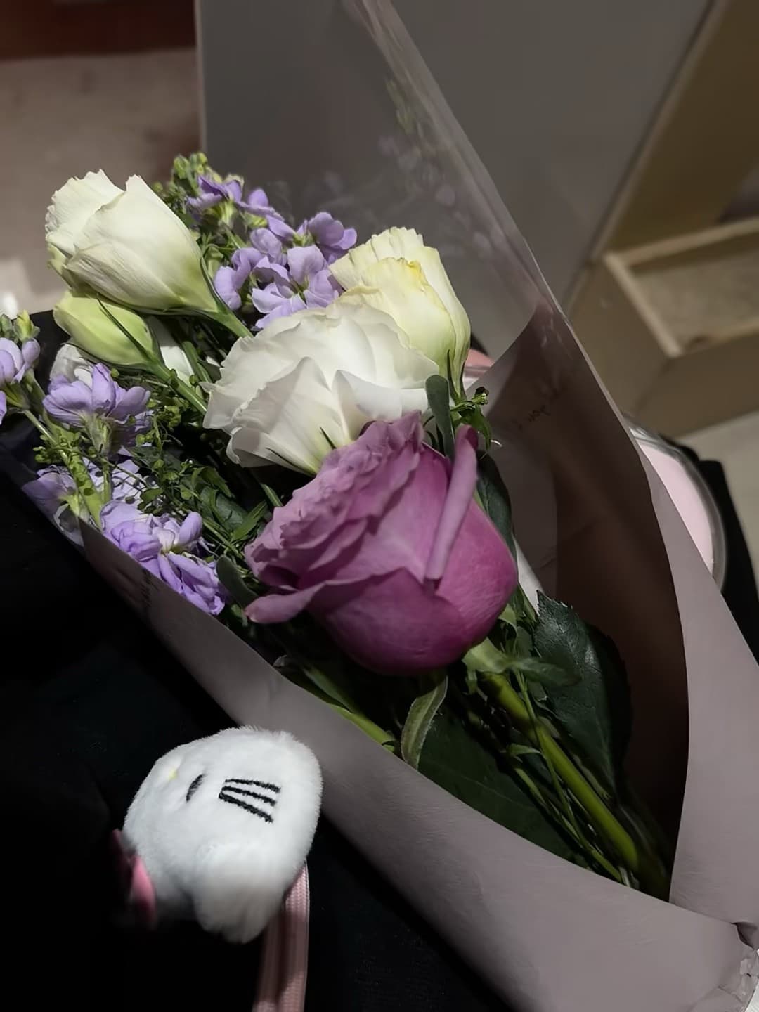 今天在咖啡店角落捡到一朵紫玫瑰，连纸袋都写着‘you are lovely’封面图
