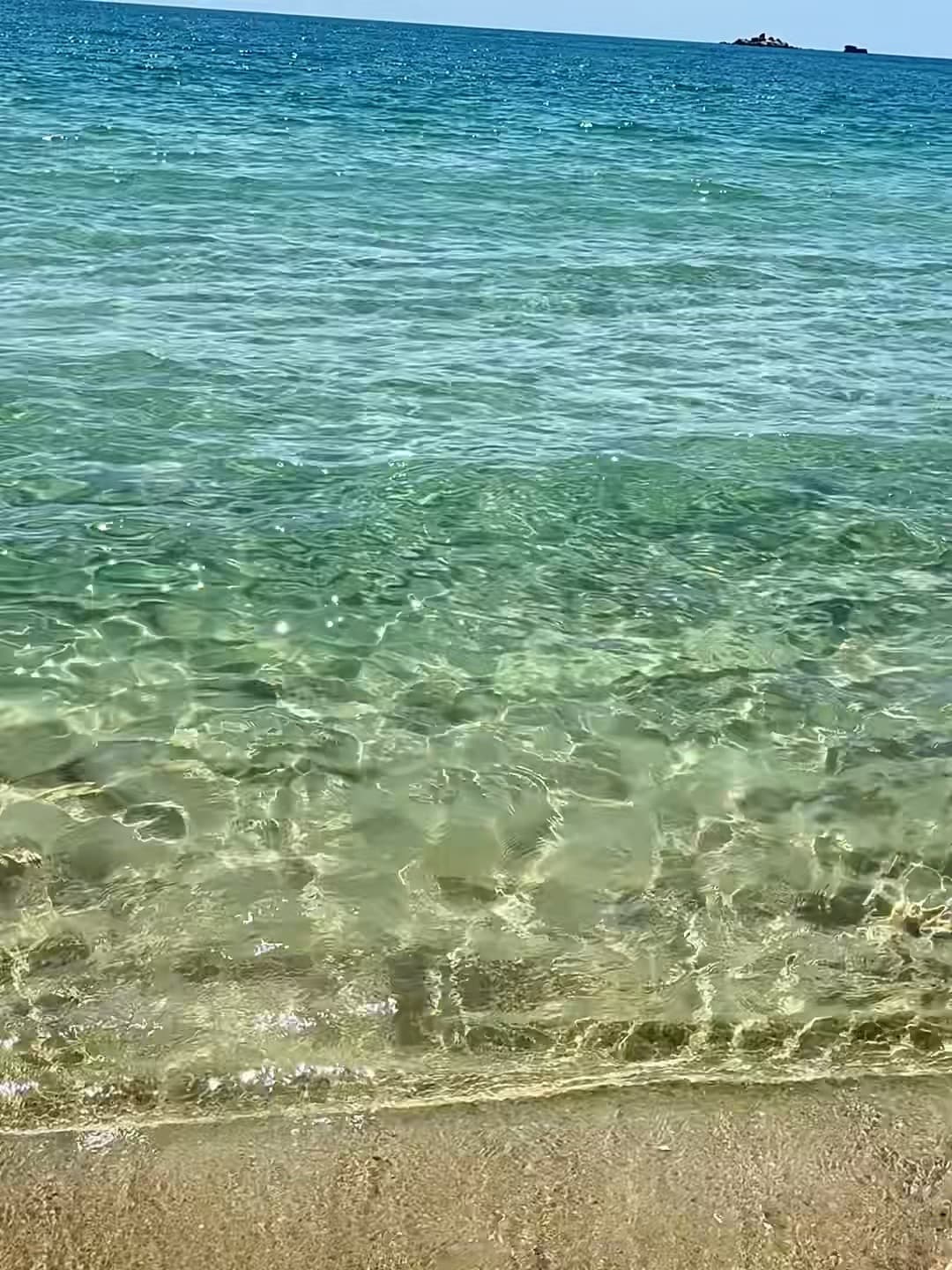 海边浪花把脚丫子泡成青绿色了…这水也太通透了吧封面图