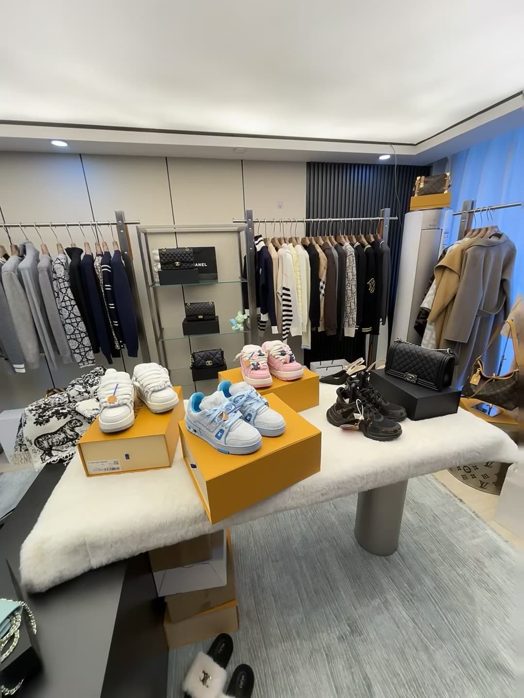 路过街角这家店,鞋盒堆成小山…今天在Soho区被运动鞋暴击了封面图