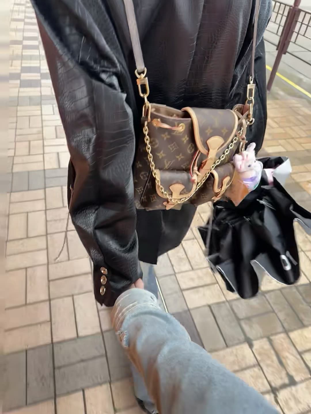 雨天街头抓拍｜LV老花小包配皮衣也太绝了封面图