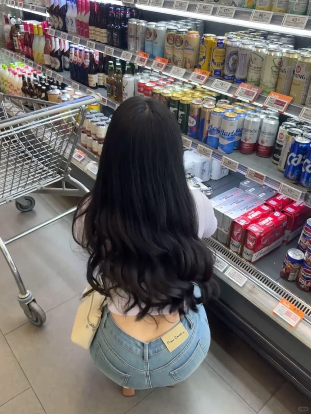 超市蹲货时刻｜这背影是懂‘蹲’的，但我的购物车早空了😅封面图