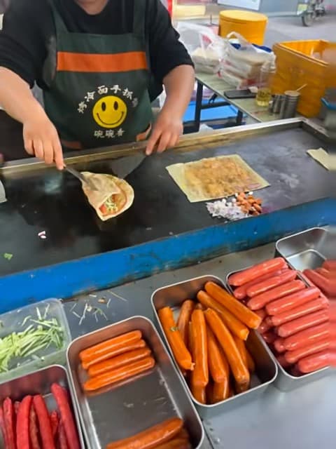 街角铁板摊的烟火气,今天在老城区被这口热腾腾的卷饼治愈了封面图