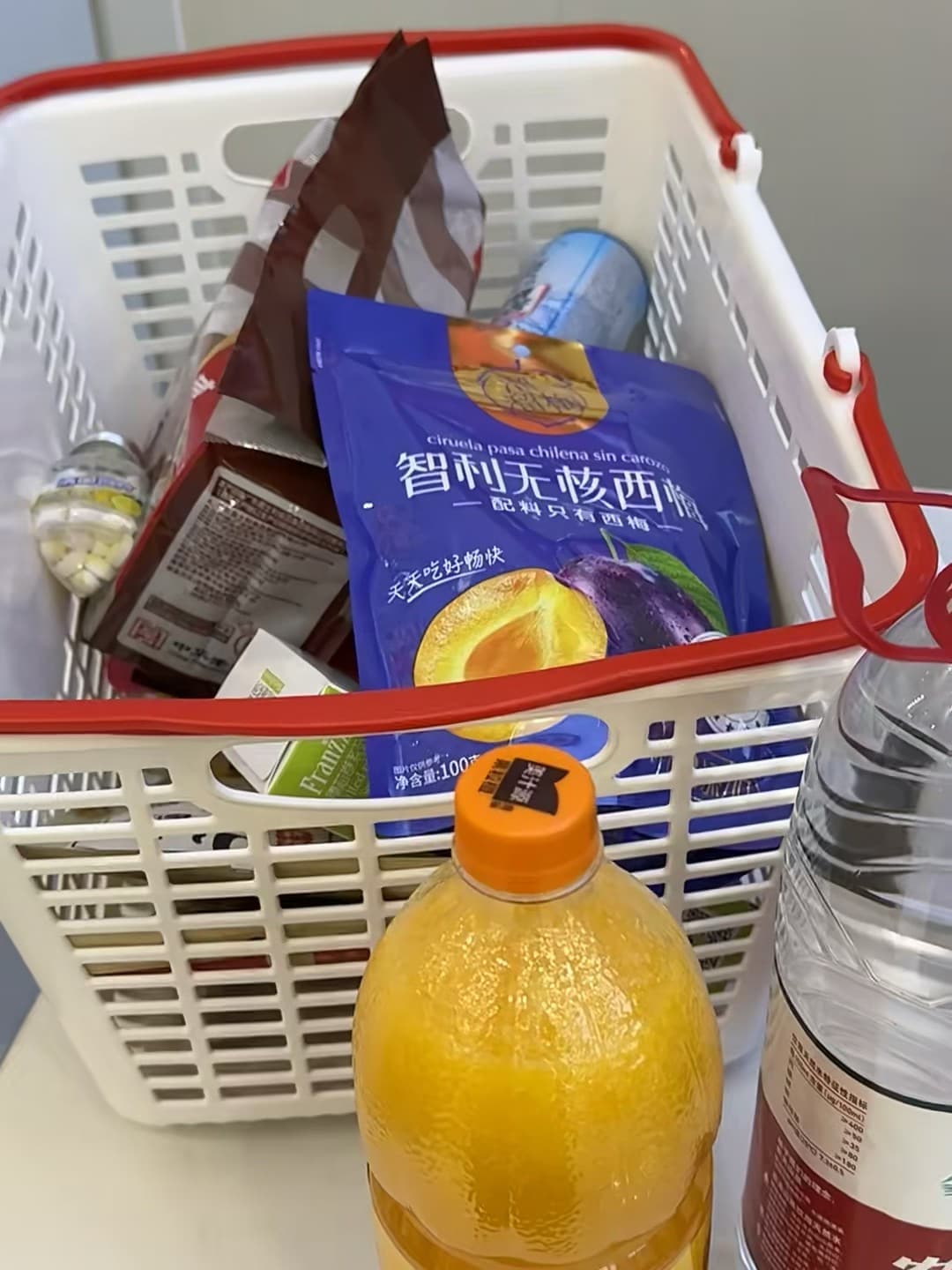 超市小篮子的日常：西梅干+橙汁+矿泉水，今天在社区便利店随手囤货封面图