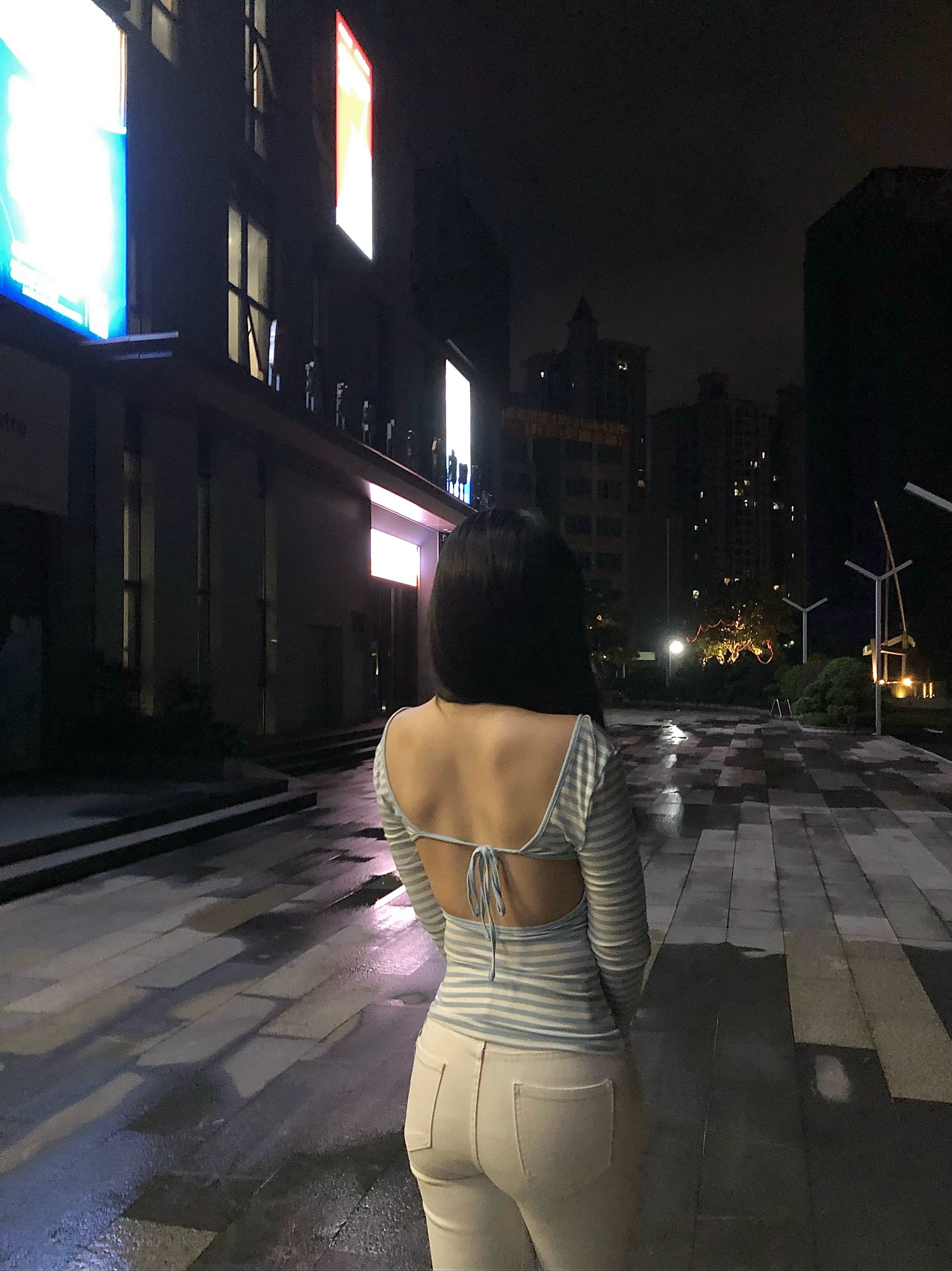 夜巡街头｜这件露背条纹上衣配白裤，是今晚最敢穿的自己封面图