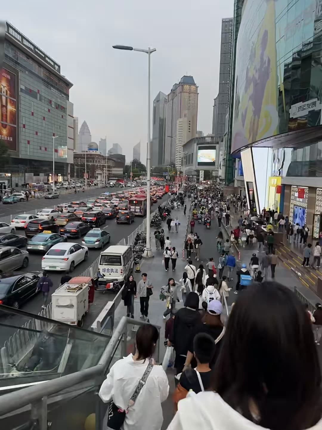 下班高峰期的街头，人潮像被按了快进键 🏙️封面图