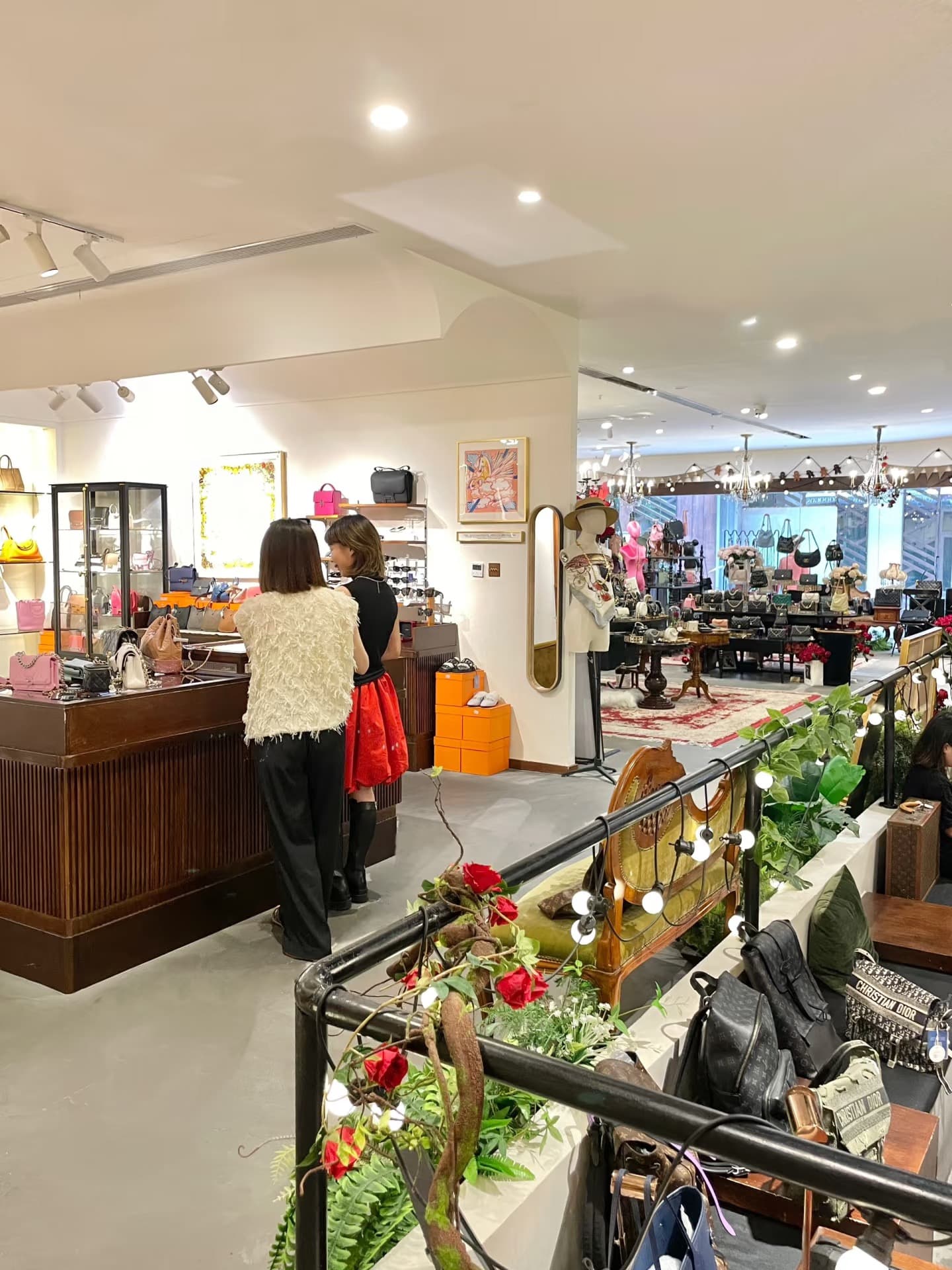 路过这家二手包店，货架上全是梦中情包…但价格让我清醒了封面图