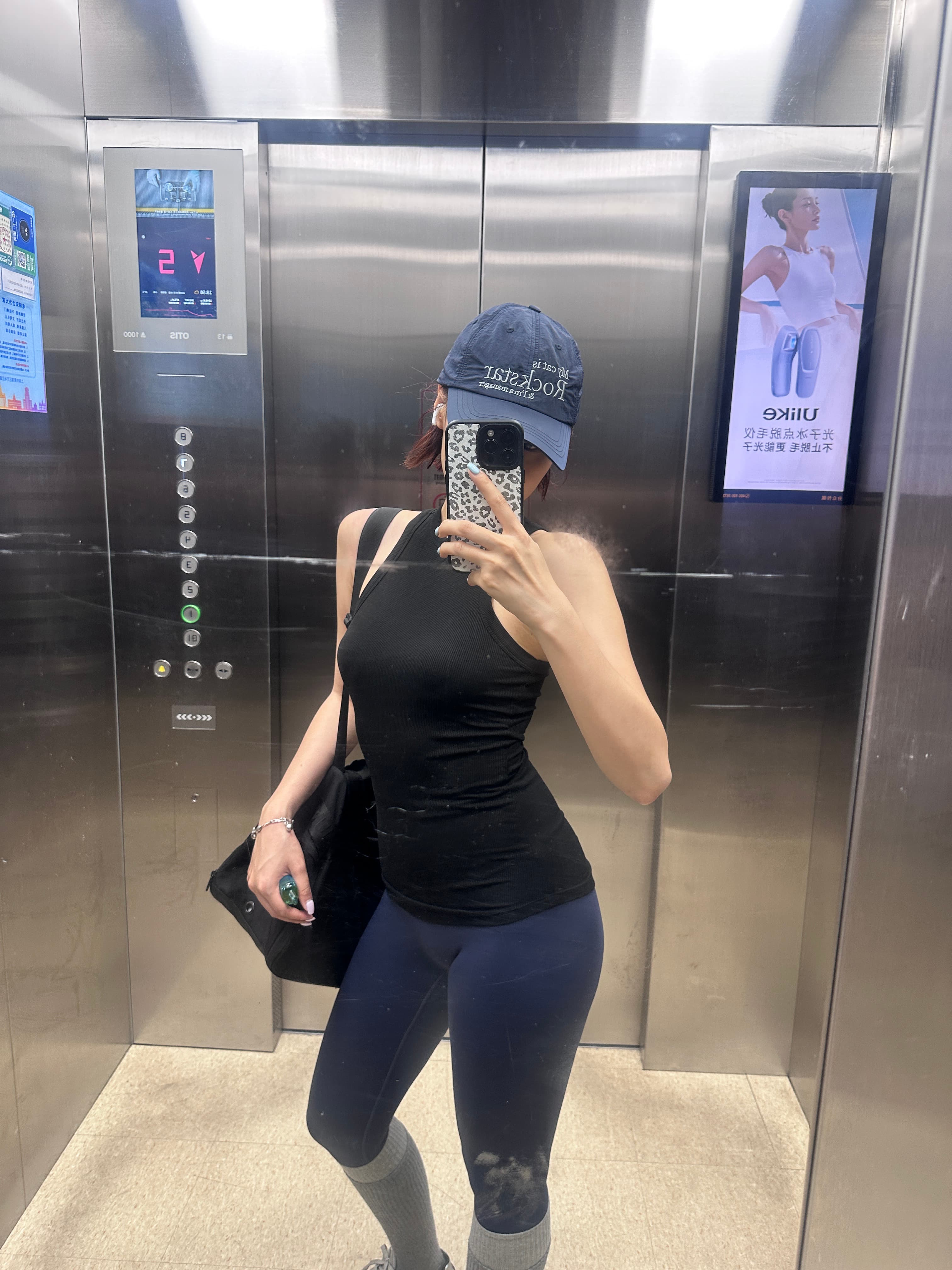 电梯镜子里的日常：黑背心+深蓝legging，今天在2楼等门开封面图