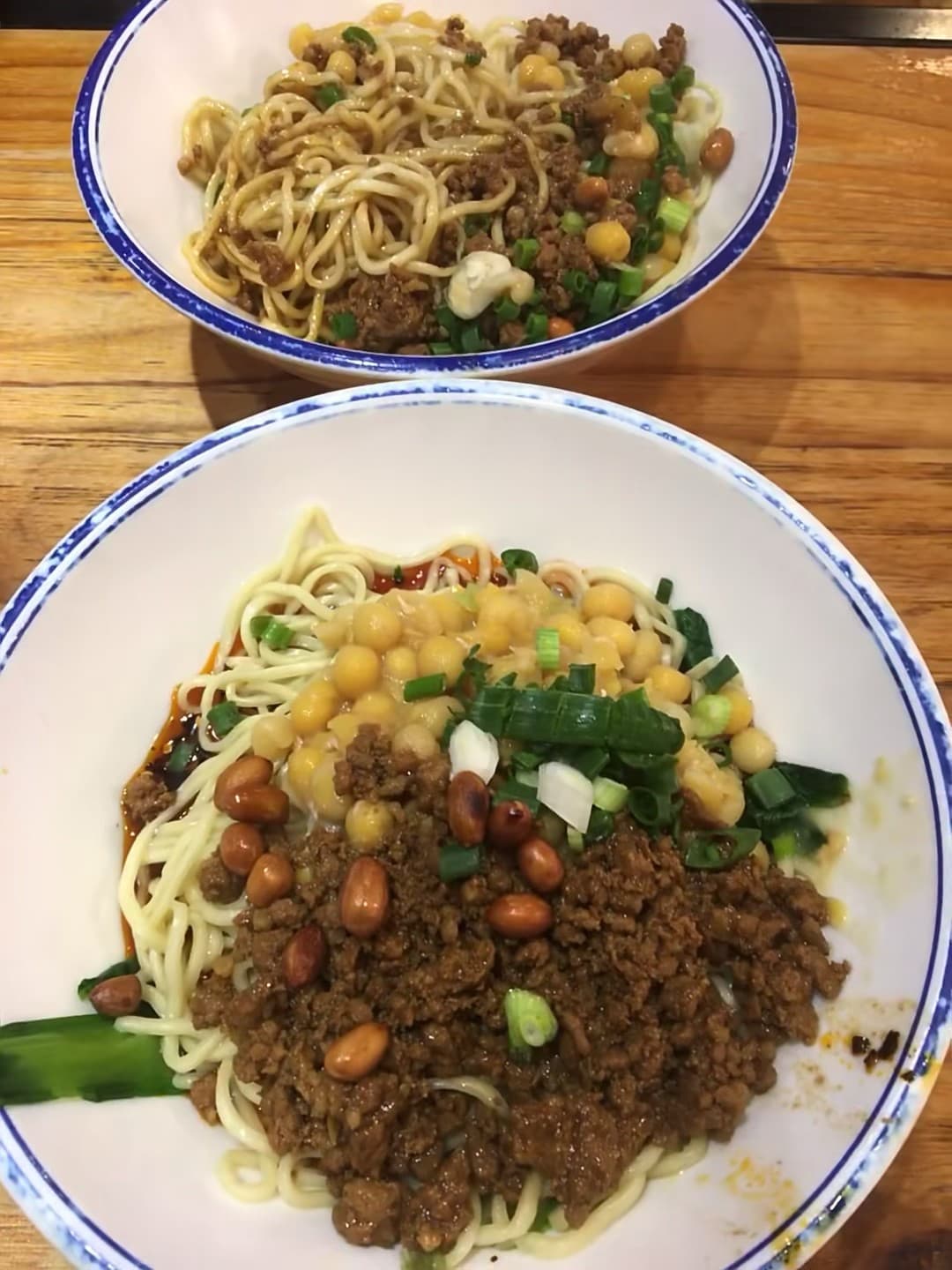 今天在街角小馆子挖到宝,两碗拌面配花生+葱花,香到想把汤底都喝光封面图