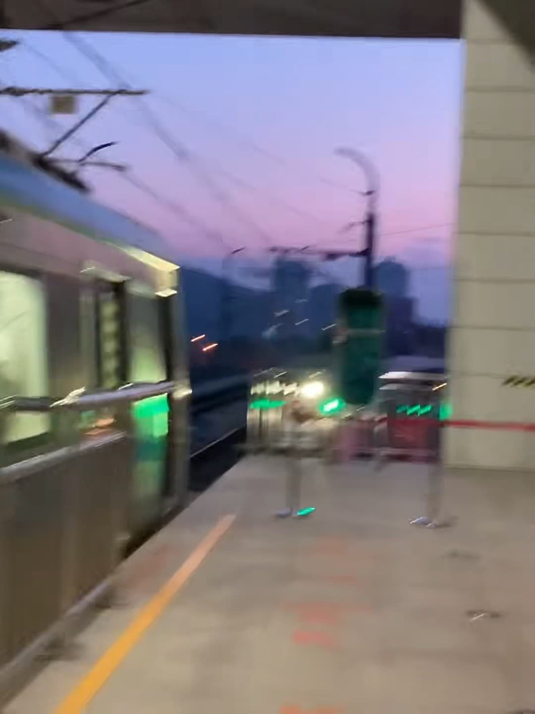 傍晚通勤的光晕｜电车呼啸而过，站台绿灯亮起时刚好拍到自己模糊的影子封面图