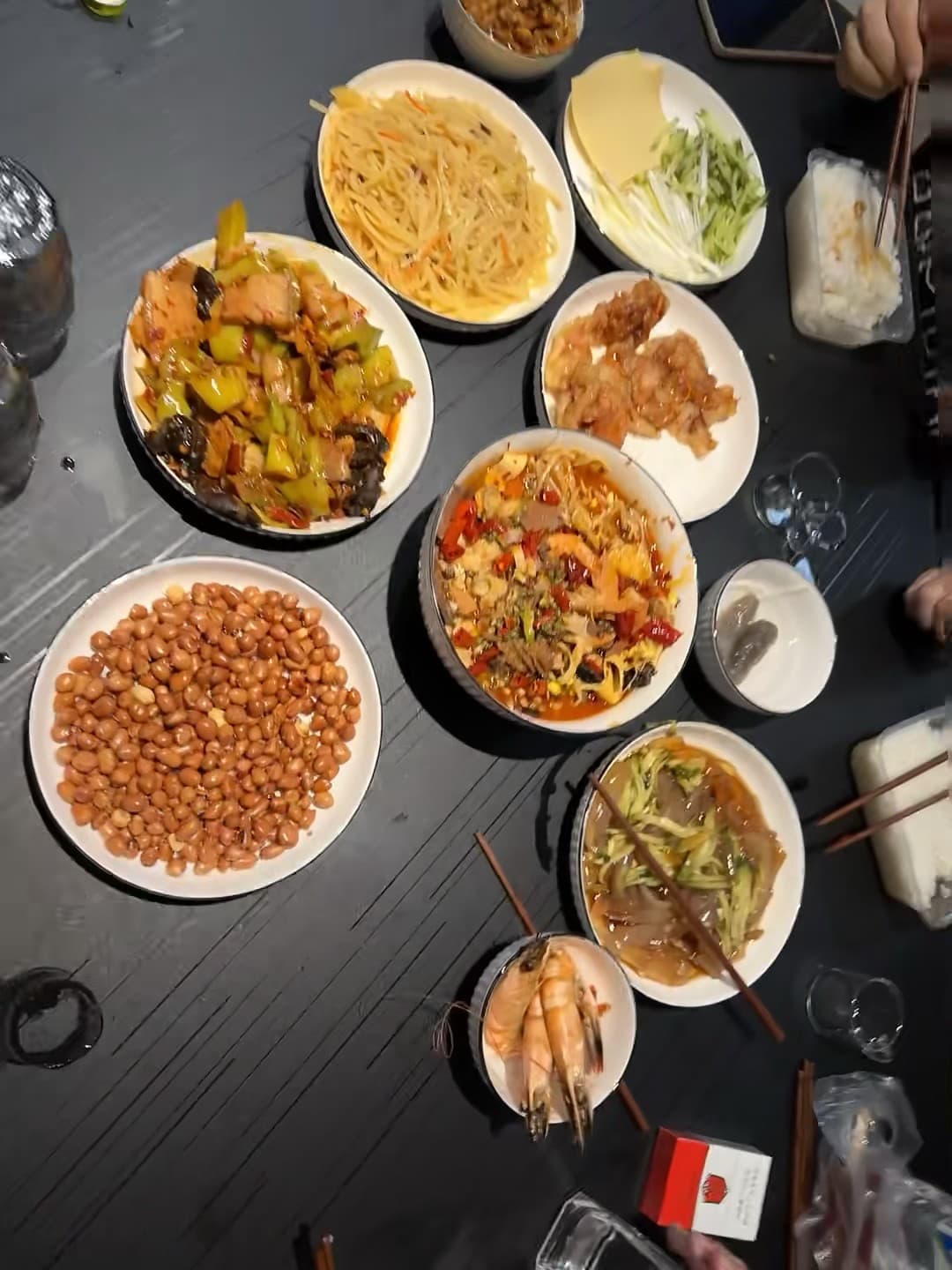 今晚的家宴：8种菜+2碗饭，老外朋友说这像‘中国式团建’封面图