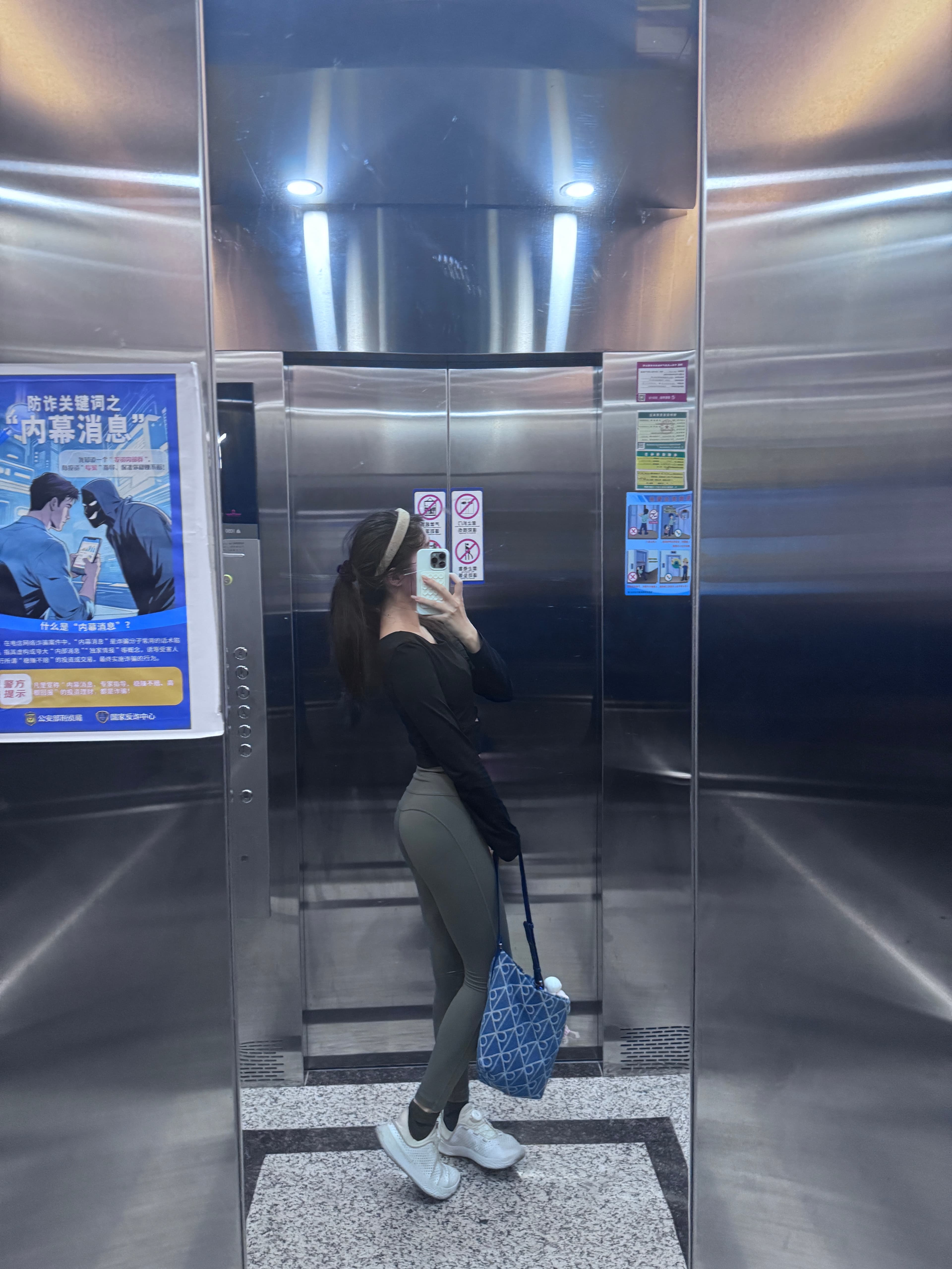 电梯镜子里的日常:黑上衣+灰紧身裤=通勤战袍?封面图