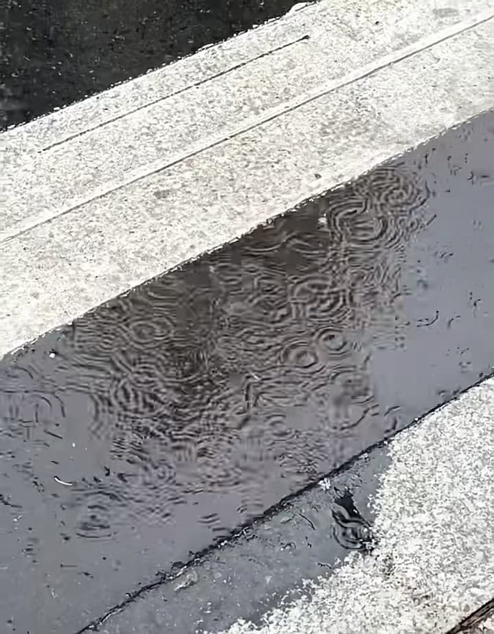 雨天的街角，水洼里全是小漩涡封面图